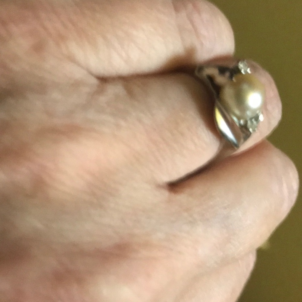 10kt White Gold Pearl Ring with 2 small diamonds